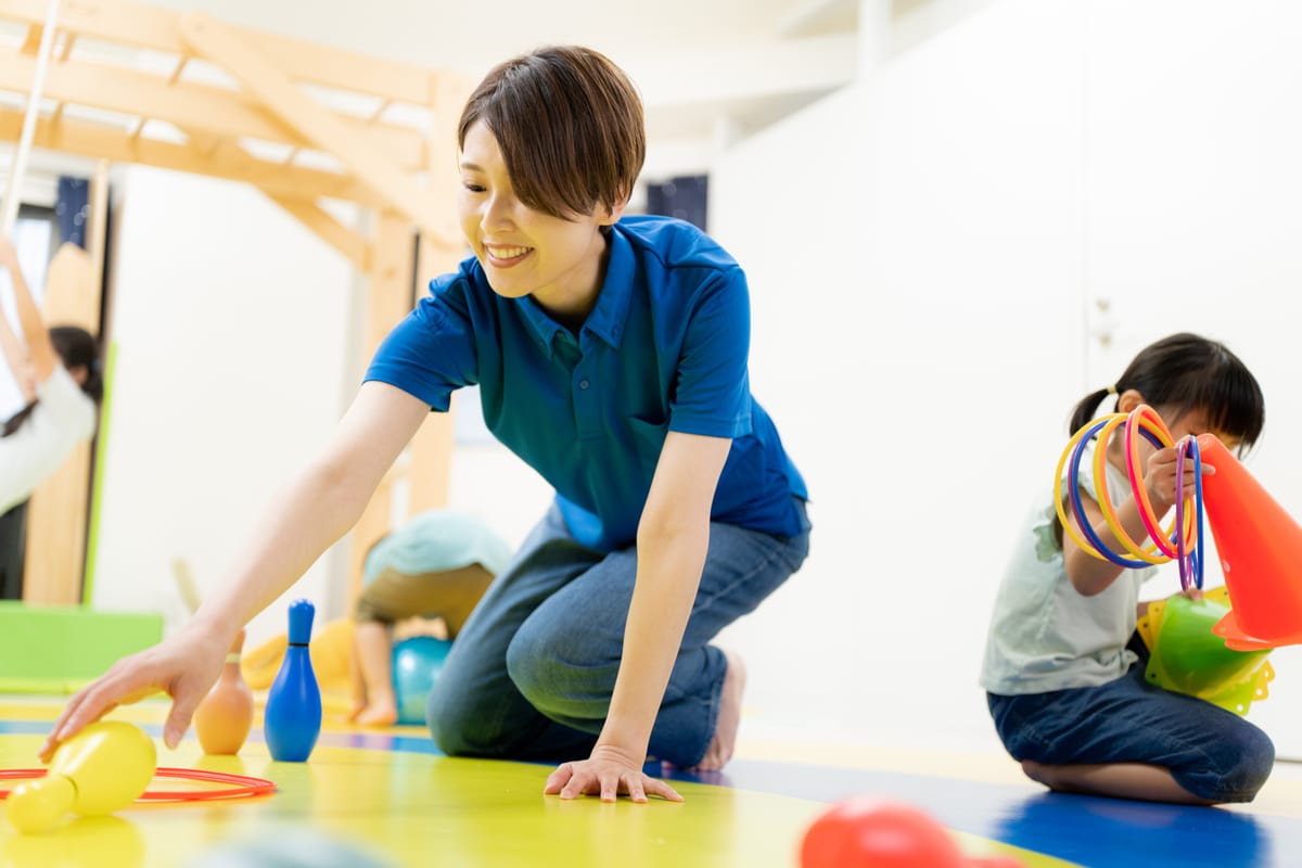 スタッフと子どもが一緒に遊ぶ様子